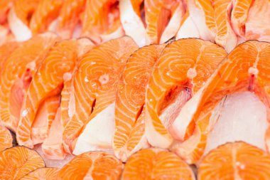 Buzda taze çiğ somon.
