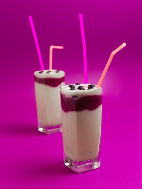 Taze çilek beyaz arka plan üzerinde kokteyl