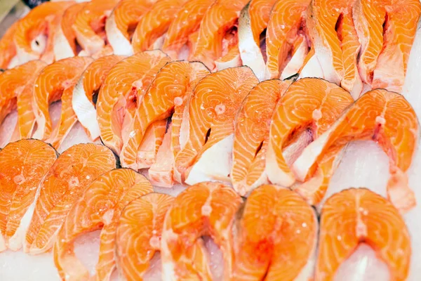 Buzda taze çiğ somon.