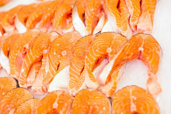 Buzda taze çiğ somon.