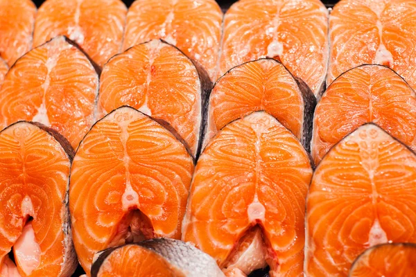 Buzda taze çiğ somon.