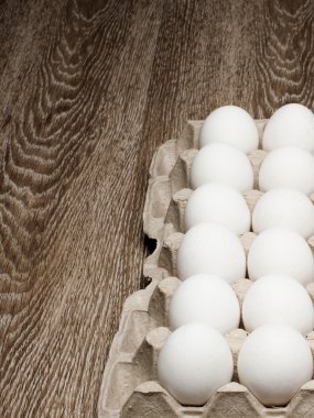 Tahta arka planda yumurtalar