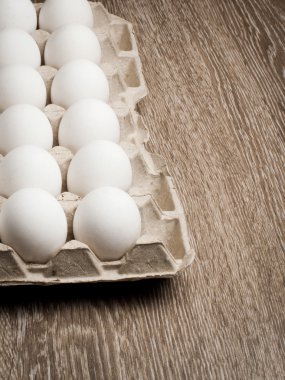 Tahta arka planda yumurtalar