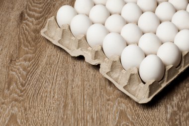 Tahta arka planda yumurtalar