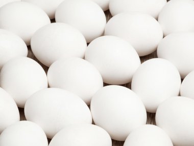 Tahta masadaki yumurtalar