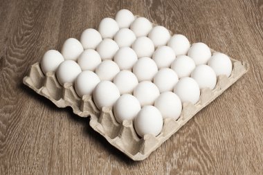 Tahta arka planda yumurtalar