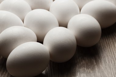 Tahta masadaki yumurtalar