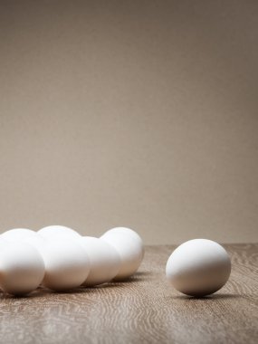 ahşap masa arka plan üzerinde yumurta