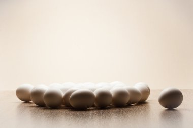 ahşap masa arka plan üzerinde yumurta