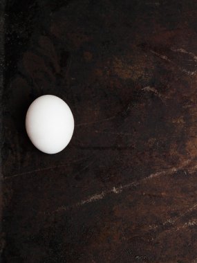 Koyu arka plan üzerinde yumurta. Metal arka plan üzerinde yumurta