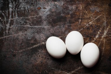 Koyu arka plan üzerinde yumurta.