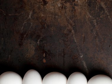 Koyu arka plan üzerinde yumurta