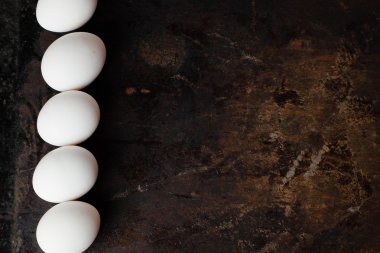 Koyu arka plan üzerinde yumurta