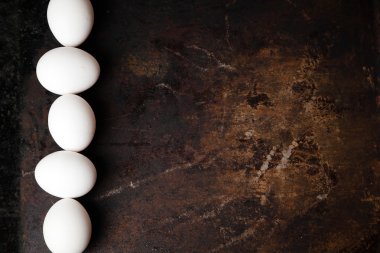 Koyu arka plan üzerinde yumurta