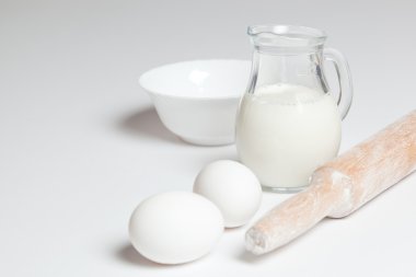 Yumurta ve süt beyaz arka plan üzerinde