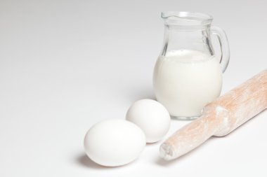 Yumurta ve süt beyaz arka plan üzerinde