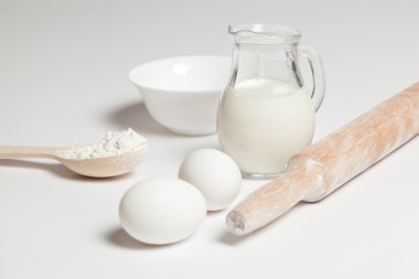 Yumurta ve süt beyaz arka plan üzerinde