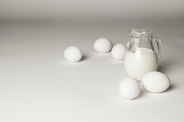 Yumurta ve süt beyaz arka plan üzerinde