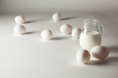 Yumurta ve süt beyaz arka plan üzerinde