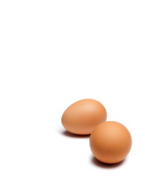 Beyaz arkaplanda izole yumurtalar