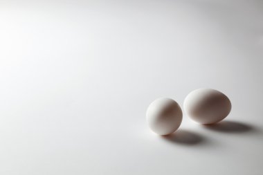 Beyaz arkaplanda izole yumurtalar