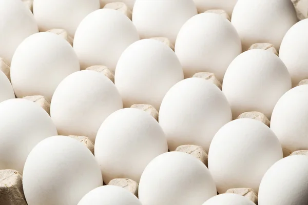 쟁반에 들어 있는 흰 달걀 — 스톡 사진