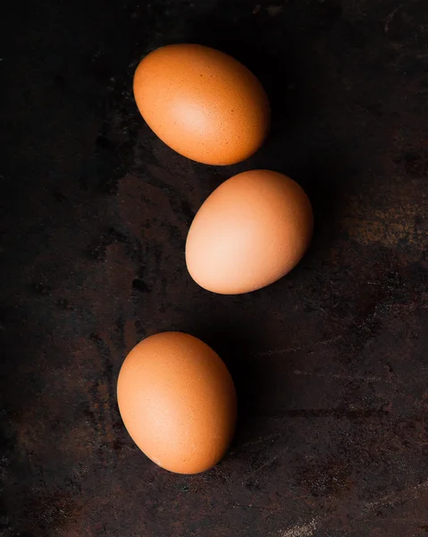 Яйца на тёмном фоне — стоковое фото