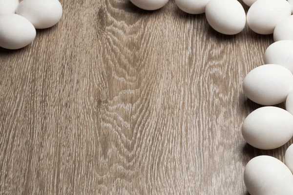 Tahta masadaki yumurtalar