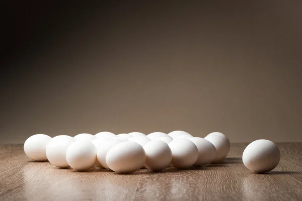 Яйца на деревянном фоне стола — стоковое фото