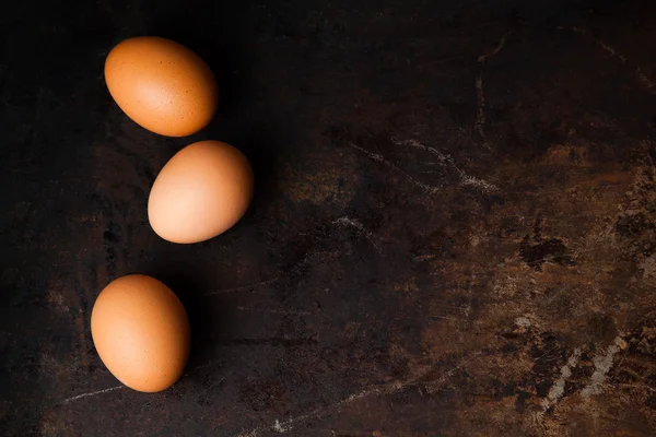 Koyu arka plan üzerinde yumurta.
