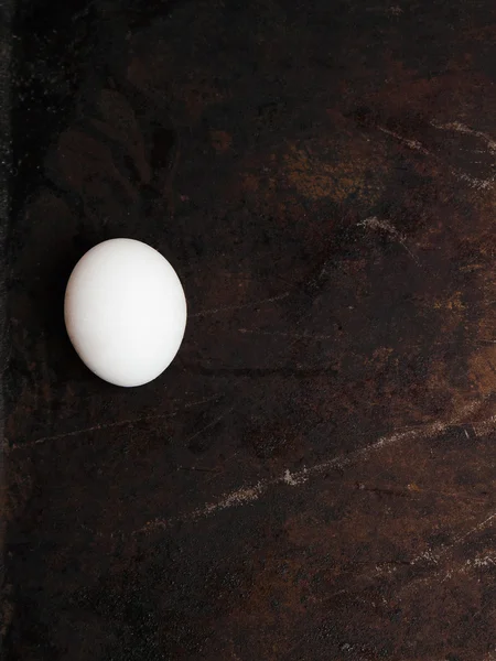 Koyu arka plan üzerinde yumurta. Metal arka plan üzerinde yumurta
