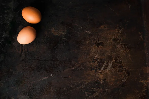 Eieren op donkere achtergrond. — Stockfoto
