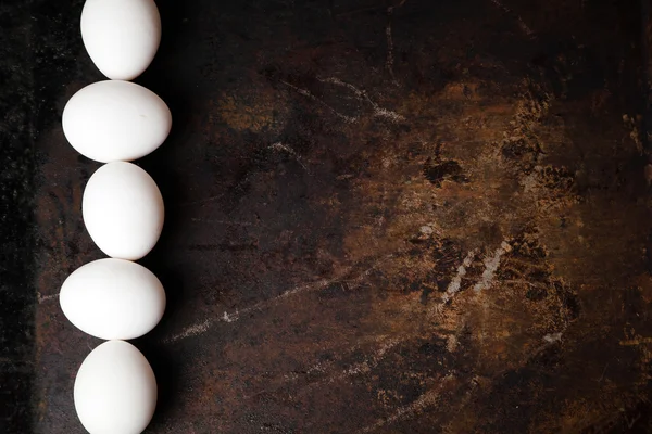 Koyu arka plan üzerinde yumurta