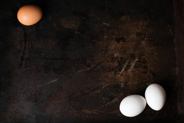 Koyu arka plan üzerinde yumurta.