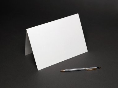 Beyaz karanlık bir arka plan üzerinde boş