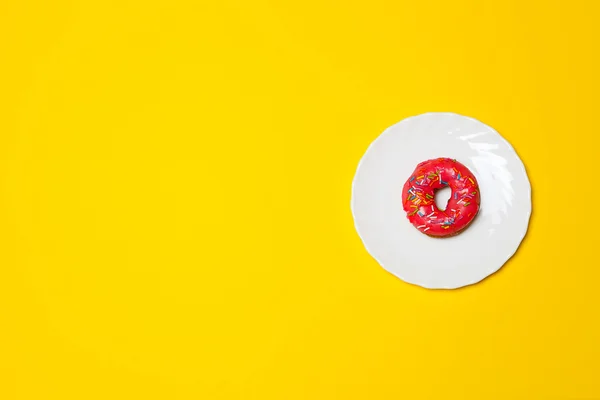 Donut brillante en plato blanco — Foto de Stock