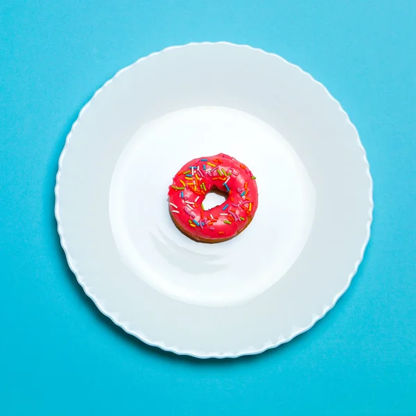 Donut lumineux sur plaque blanche — Photo