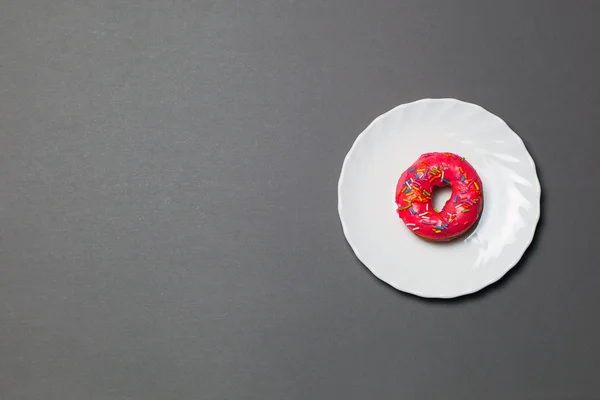 Donut brillante en plato blanco — Foto de Stock