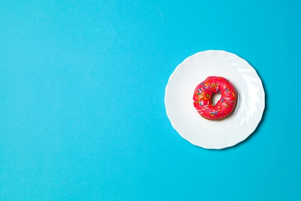 Donut brilhante na placa branca — Fotografia de Stock
