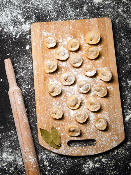 Dumplings. Russian traditional pelmeni with raw meat — Stock Photo, Image