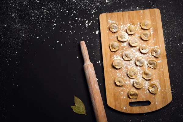 Dumplings. Russian traditional pelmeni with raw meat — Stock Photo, Image