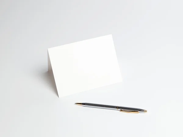 Белый бланк на светлом фоне — стоковое фото