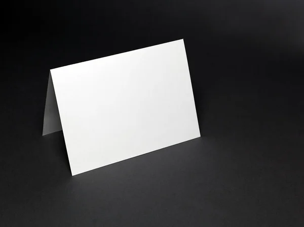 Белый бланк на темном фоне — стоковое фото
