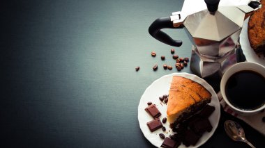 Çikolata ve bir kahve ile kek
