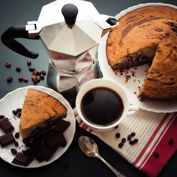 Çikolata ve bir kahve ile kek