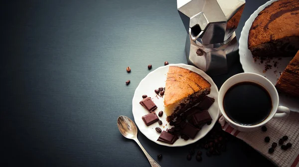 Çikolata ve bir kahve ile kek