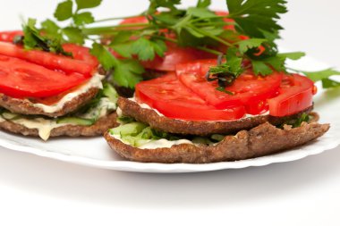 Domates ve salatalık beyaz bir arka plan üzerinde karaciğer et pirzola