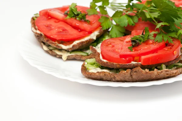 Liver meat cutlets with tomatoes and cucumbers over a white background — Stock Photo, Image