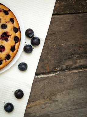 Koyu ahşap arka plan üzerinde kuru üzümlü kek