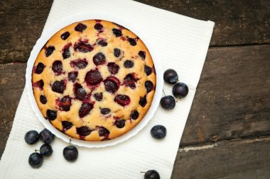 Koyu ahşap arka plan üzerinde kuru üzümlü kek